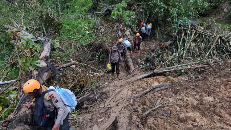 Polri Melalui Brimob Polda Sumut Tempuh Perjalanan Tiga Jam Berjalan Kaki untuk Salurkan Bantuan ke Daerah Terisolir di Sipirok Polri Melalui Brimob Polda Sumut Tempuh Perjalanan Tiga Jam Berjalan Kaki untuk Salurkan Bantuan ke Daerah Terisolir di Sipirok
