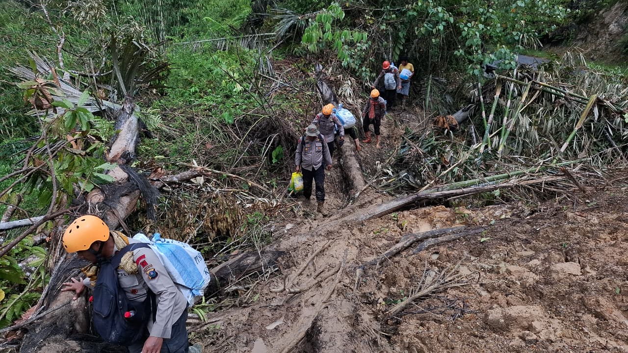 Polri Melalui Brimob Polda Sumut Tempuh Perjalanan Tiga Jam Berjalan Kaki untuk Salurkan Bantuan ke Daerah Terisolir di Sipirok Polri Melalui Brimob Polda Sumut Tempuh Perjalanan Tiga Jam Berjalan Kaki untuk Salurkan Bantuan ke Daerah Terisolir di Sipirok