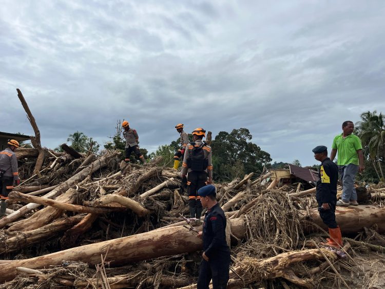 Polri Melalui Brimob Polda Sumut dan K-9 SAR Lanjutkan Operasi Pencarian Korban Banjir Bandang di Batang Toru Polri Melalui Brimob Polda Sumut dan K-9 SAR Lanjutkan Operasi Pencarian Korban Banjir Bandang di Batang Toru