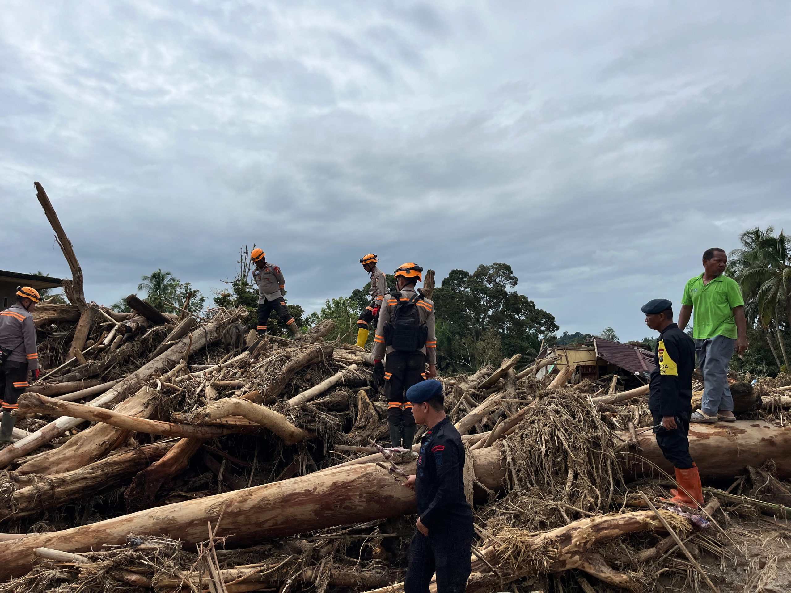 Polri Melalui Brimob Polda Sumut dan K-9 SAR Lanjutkan Operasi Pencarian Korban Banjir Bandang di Batang Toru Polri Melalui Brimob Polda Sumut dan K-9 SAR Lanjutkan Operasi Pencarian Korban Banjir Bandang di Batang Toru