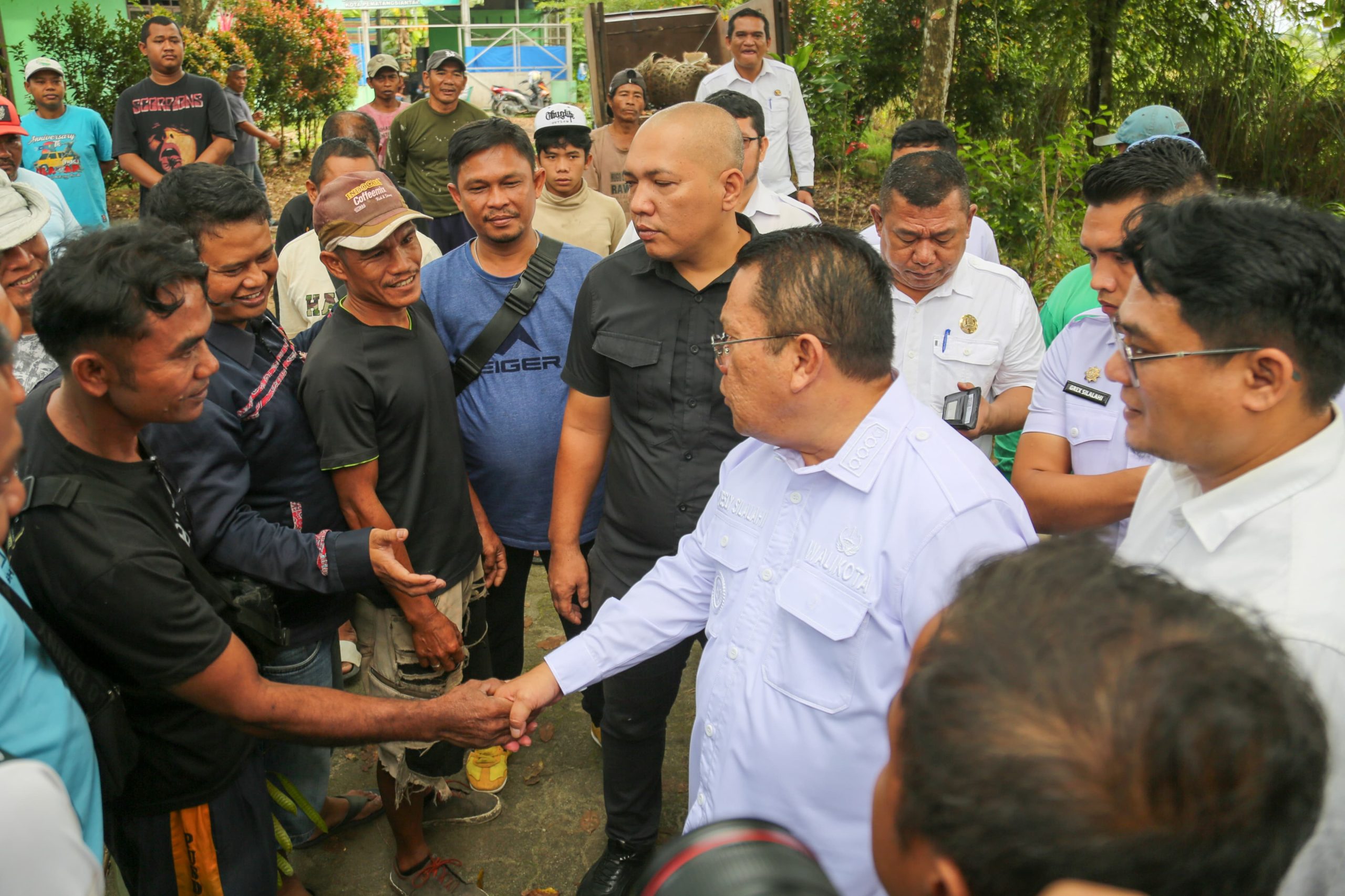 Apel Kendaraan di Dinas Lingkungan Hidup, Wali Kota Pematangsiantar Wesly Beri Motivasi Petugas Kebersihan, Supir dan Kernet Apel Kendaraan di Dinas Lingkungan Hidup, Wali Kota Pematangsiantar Wesly Beri Motivasi Petugas Kebersihan, Supir dan Kernet