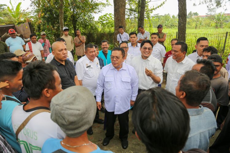 Apel Kendaraan di Dinas Lingkungan Hidup, Wali Kota Pematangsiantar Wesly Beri Motivasi Petugas Kebersihan, Supir dan Kernet Apel Kendaraan di Dinas Lingkungan Hidup, Wali Kota Pematangsiantar Wesly Beri Motivasi Petugas Kebersihan, Supir dan Kernet