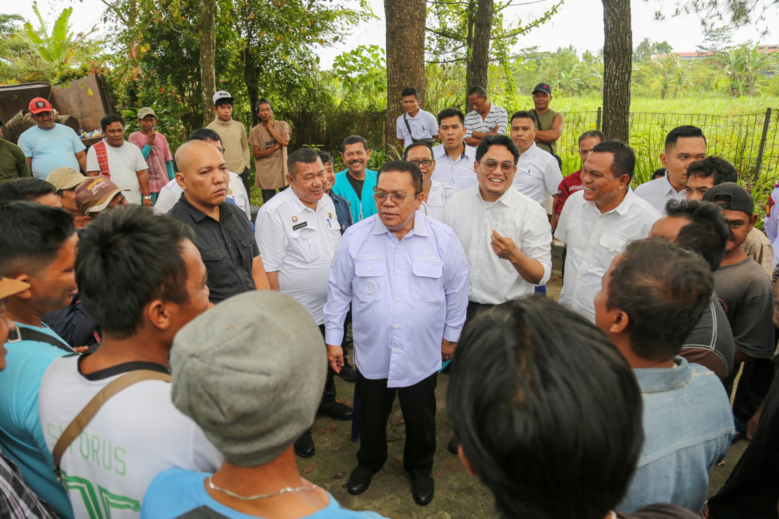 Apel Kendaraan di Dinas Lingkungan Hidup, Wali Kota Pematangsiantar Wesly Beri Motivasi Petugas Kebersihan, Supir dan Kernet Apel Kendaraan di Dinas Lingkungan Hidup, Wali Kota Pematangsiantar Wesly Beri Motivasi Petugas Kebersihan, Supir dan Kernet