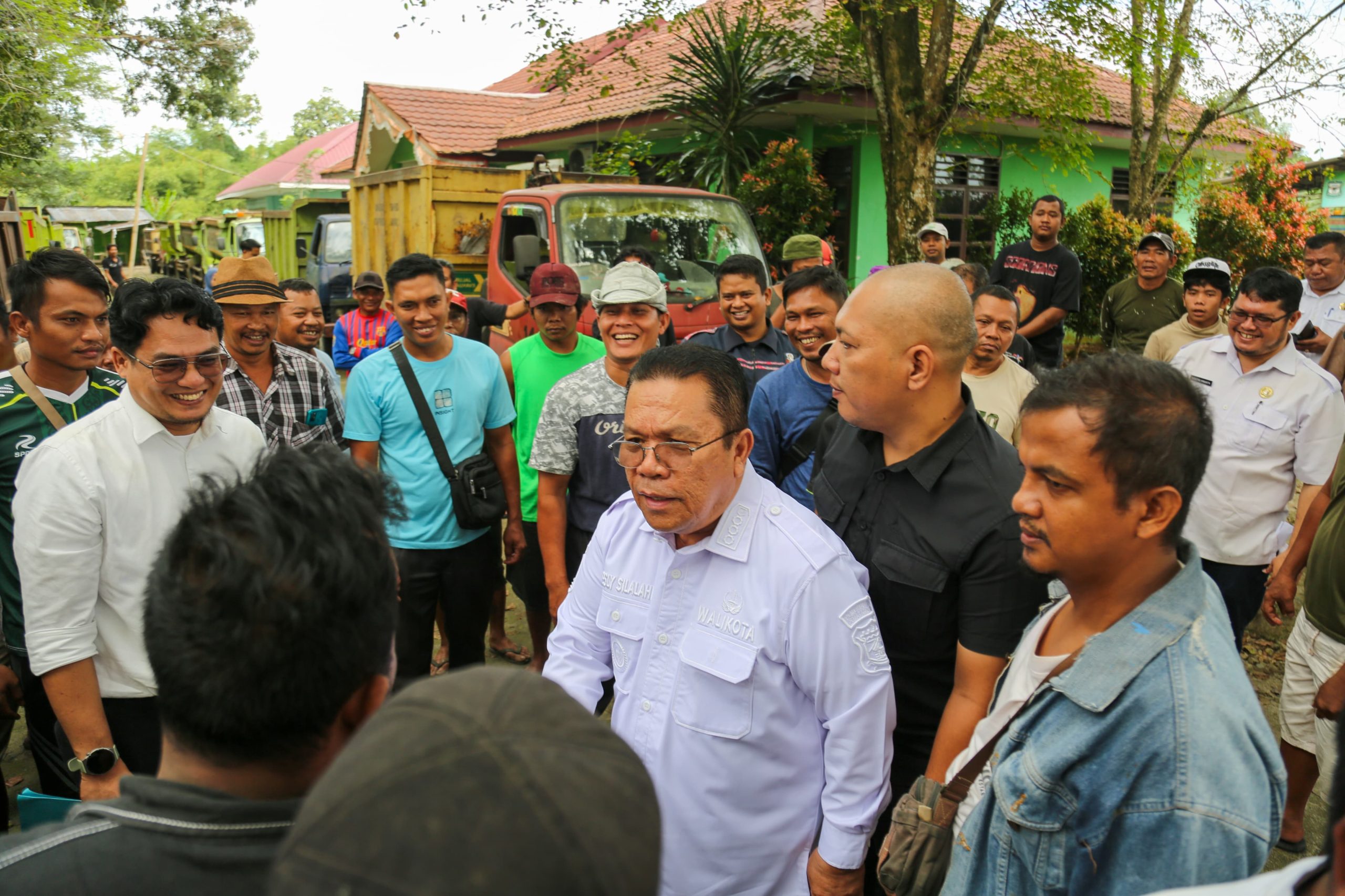 Apel Kendaraan di Dinas Lingkungan Hidup, Wali Kota Pematangsiantar Wesly Beri Motivasi Petugas Kebersihan, Supir dan Kernet Apel Kendaraan di Dinas Lingkungan Hidup, Wali Kota Pematangsiantar Wesly Beri Motivasi Petugas Kebersihan, Supir dan Kernet