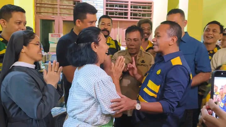 Menteri ESDM Bahlil Lahadalia Serahkan Bantuan Sembako Untuk Korban Banjir Bandang di Pandan Menteri ESDM Bahlil Lahadalia Serahkan Bantuan Sembako Untuk Korban Banjir Bandang di Pandan