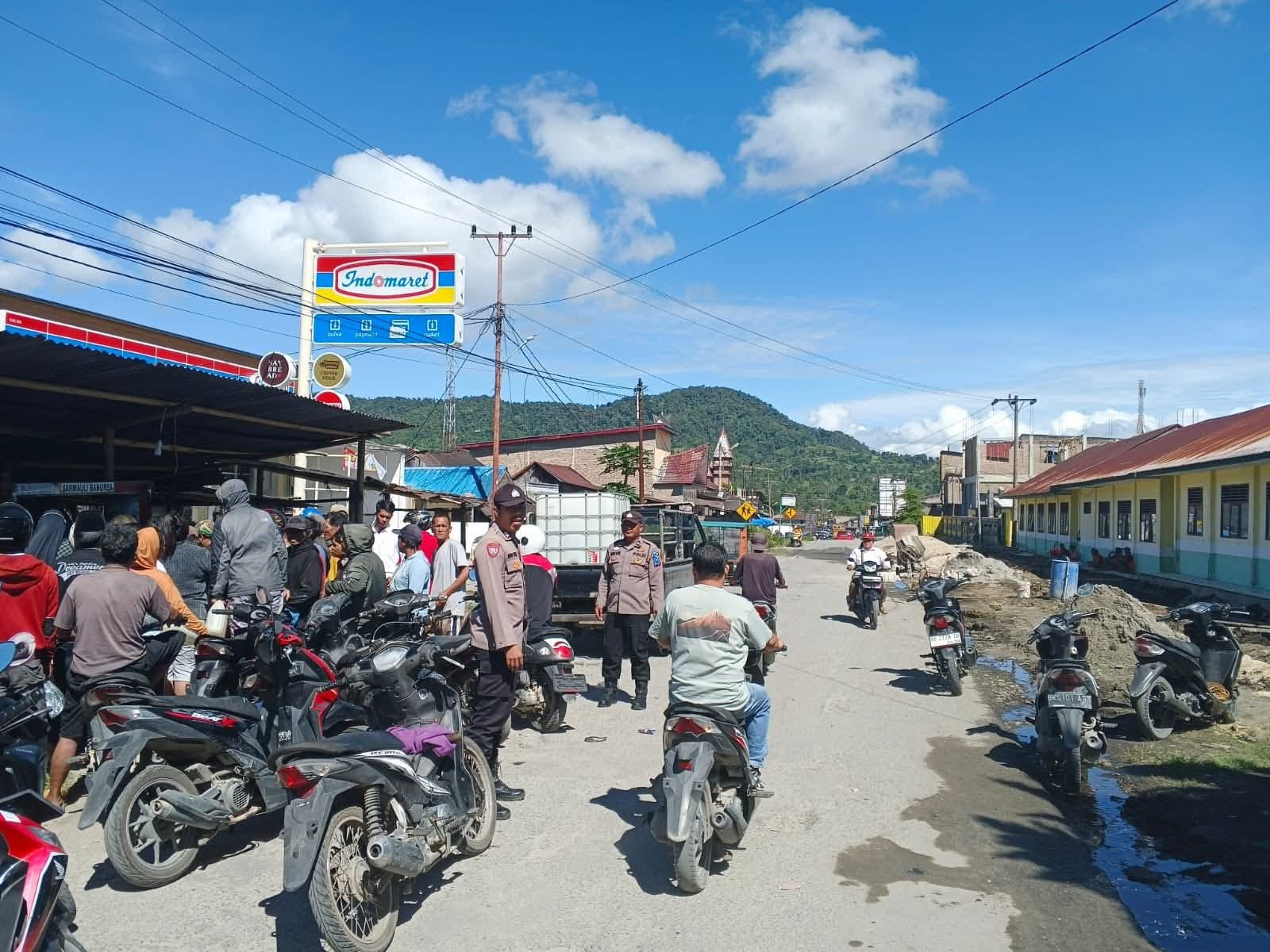 Polsek Salak dan Polres Pakpak Bharat Secara Bergantian Melaksanakan Pengamanan Antrian Pembelian BBM Polsek Salak dan Polres Pakpak Bharat Secara Bergantian Melaksanakan Pengamanan Antrian Pembelian BBM