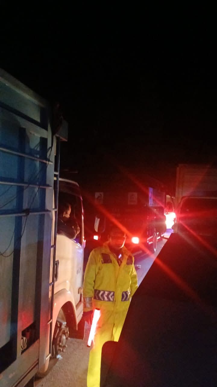 Truk Masuk Beram, Sat Lantas Polres Pakpak Bharat Melaksanakan Pengaturan Arus Lalu Lintas Truk Masuk Beram, Sat Lantas Polres Pakpak Bharat Melaksanakan Pengaturan Arus Lalu Lintas
