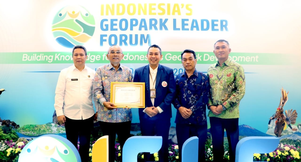 Bupati Simalungun Tandatangani Deklarasi Komitmen Dukung Pengembangan Geopark dan Menerima Piagam Apresiasi Toba Caldera Unesco Global Geopark Bupati Simalungun Tandatangani Deklarasi Komitmen Dukung Pengembangan Geopark dan Menerima Piagam Apresiasi Toba Caldera Unesco Global Geopark