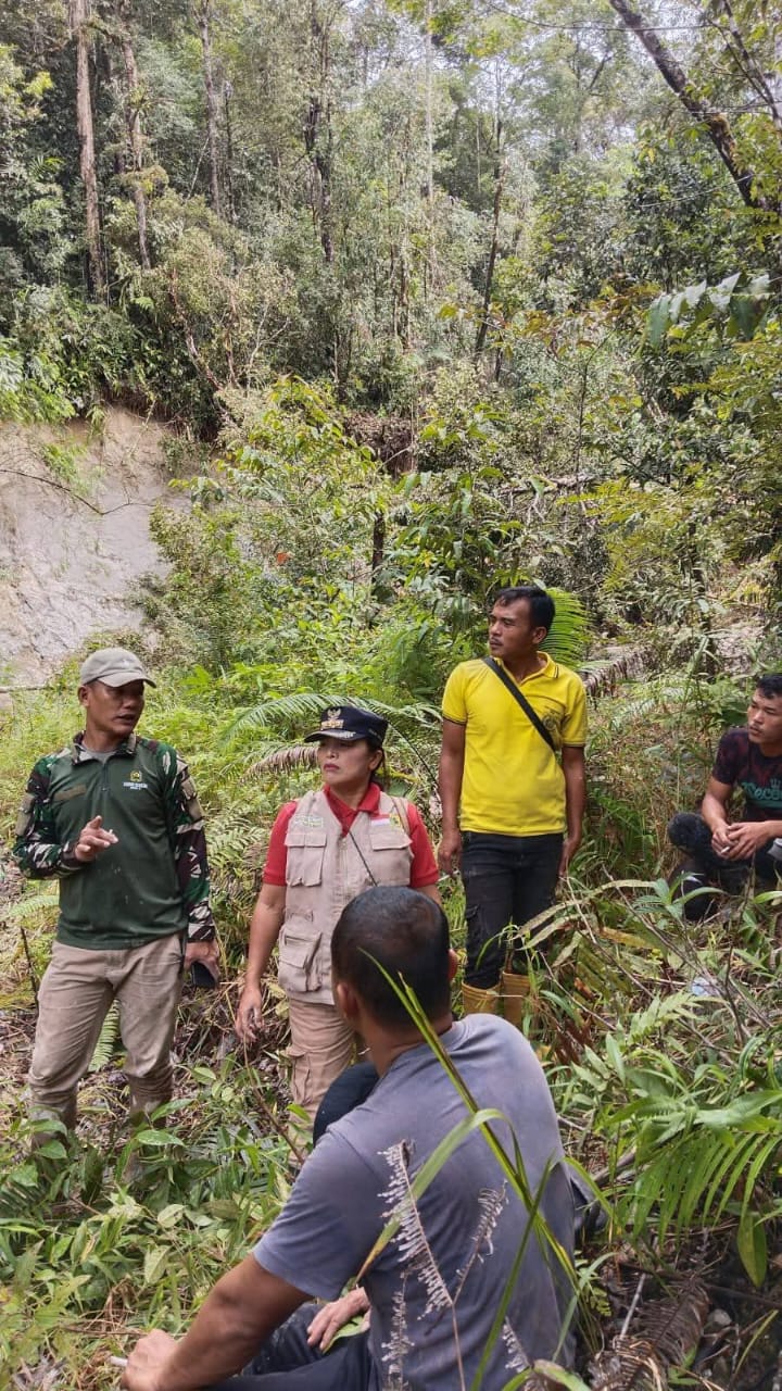 Tim Penanggulangan Bencana Longsor Pemkab Pakpak Bharat Berhasil Mencapai Desa Sibongkaras Tim Penanggulangan Bencana Longsor Pemkab Pakpak Bharat Berhasil Mencapai Desa Sibongkaras