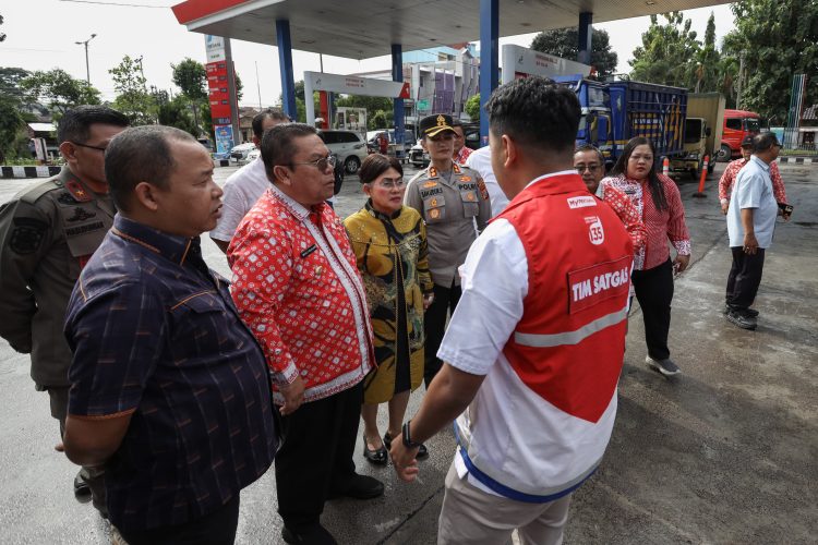 Wali Kota Pematangsiantar Didampingi Ketua TP PKK dan Forkopimda Kunjungi SPBU di Jalan Ahmad Yani Kelurahan Asuhan Wali Kota Pematangsiantar Didampingi Ketua TP PKK dan Forkopimda Kunjungi SPBU di Jalan Ahmad Yani Kelurahan Asuhan
