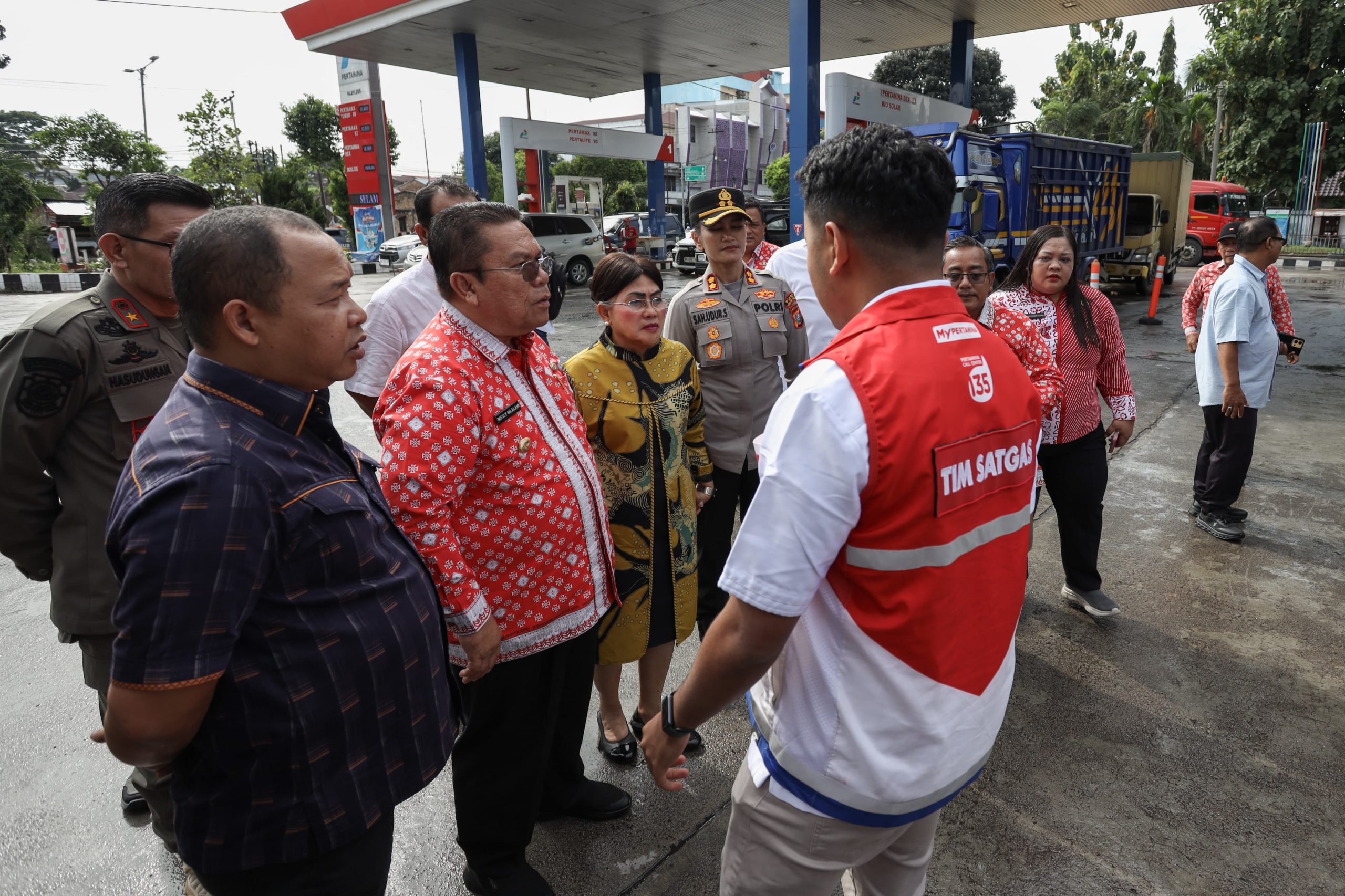 Wali Kota Pematangsiantar Didampingi Ketua TP PKK dan Forkopimda Kunjungi SPBU di Jalan Ahmad Yani Kelurahan Asuhan 