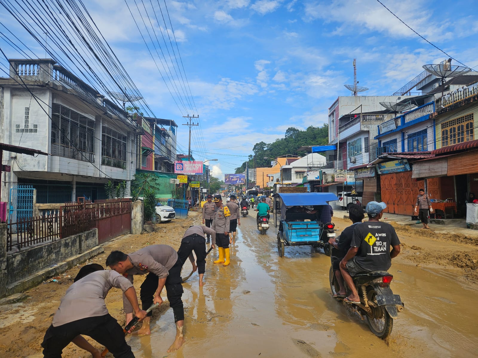 Gercep Polres Sibolga Laksanakan Pembersihan Sisa Material Tanah Longsor