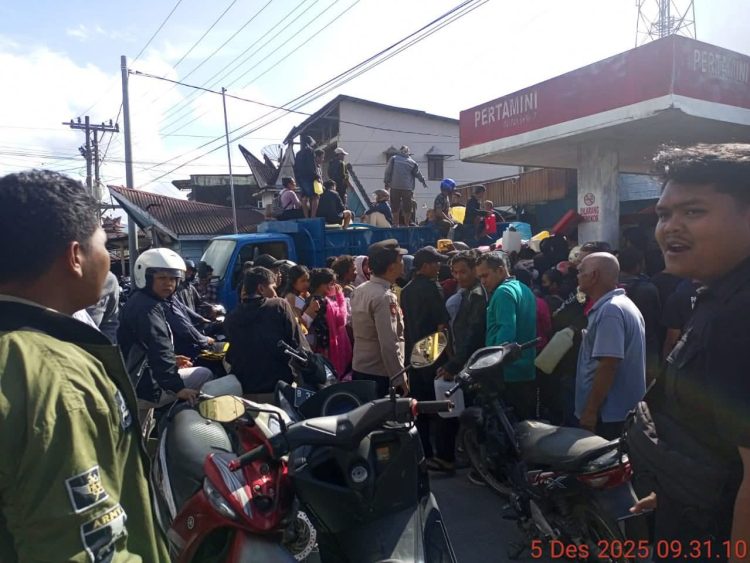 Kelangkaan BBM, Personil Polsek Salak Polres Pakpak Bharat Siaga Pengamanan Lokasi Penjualan BBM