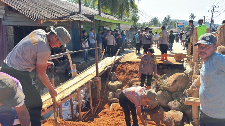 Tiga Hari yang Menghidupkan Harapan, Brimob Sumut Berhasil Pulihkan Jembatan Halangan yang Putus Total Tiga Hari yang Menghidupkan Harapan, Brimob Sumut Berhasil Pulihkan Jembatan Halangan yang Putus Total