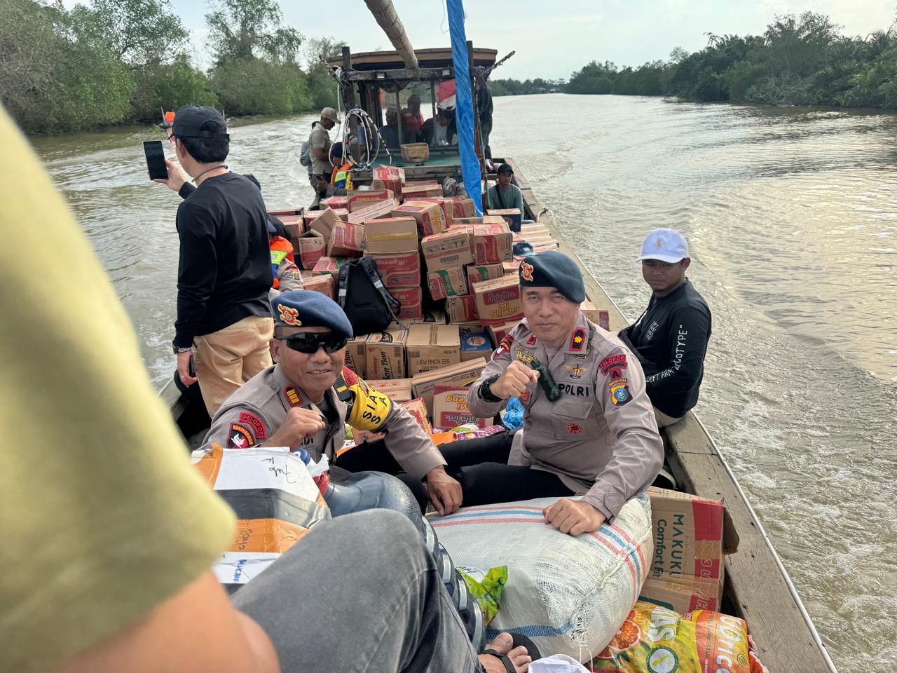 Brimob Polda Sumut & Polres Langkat Salurkan Bantuan Banjir ke Enam Kecamatan: Ribuan Logistik Diantar Hingga Posko Terpencil