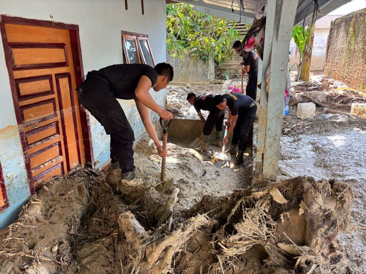 Brimob Polda Sumut Hadir di Garis Terdepan, Bersihkan Rumah Warga Pasca Banjir Bandang Batang Toru Brimob Polda Sumut Hadir di Garis Terdepan, Bersihkan Rumah Warga Pasca Banjir Bandang Batang Toru