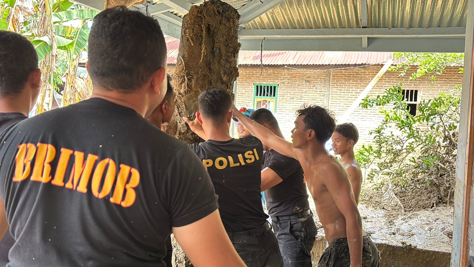 Brimob Polda Sumut Hadir di Garis Terdepan, Bersihkan Rumah Warga Pasca Banjir Bandang Batang Toru Brimob Polda Sumut Hadir di Garis Terdepan, Bersihkan Rumah Warga Pasca Banjir Bandang Batang Toru