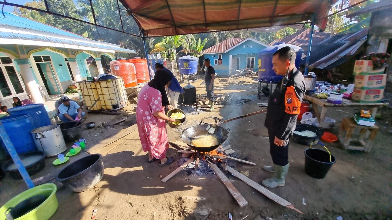 Brimob Polda Sumut Bangun Harapan di Batang Toru, Dari Dapur Umum hingga Layanan Kesehatan untuk Korban Banjir Bandang Brimob Polda Sumut Bangun Harapan di Batang Toru, Dari Dapur Umum hingga Layanan Kesehatan untuk Korban Banjir Bandang