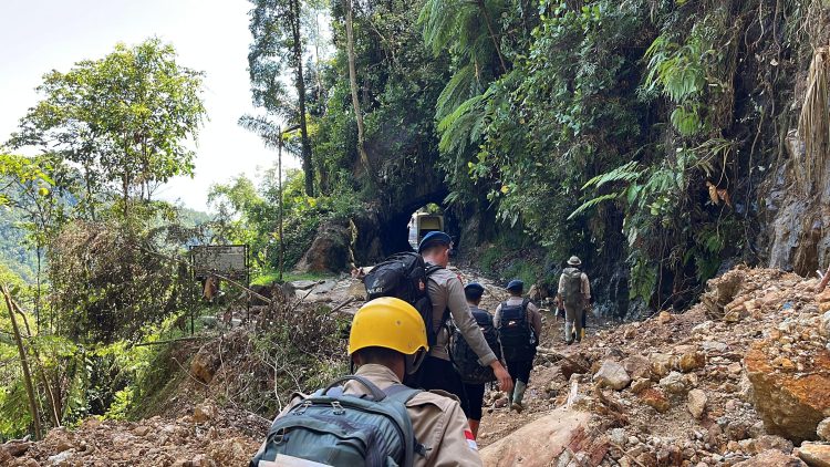 Menembus Lumpur, Menjunjung Harapan, Brimob Polda Sumut dan Relawan Mapel Indonesia Bantu Desa-Desa Terisolir di Tapteng Menembus Lumpur, Menjunjung Harapan, Brimob Polda Sumut dan Relawan Mapel Indonesia Bantu Desa-Desa Terisolir di Tapteng