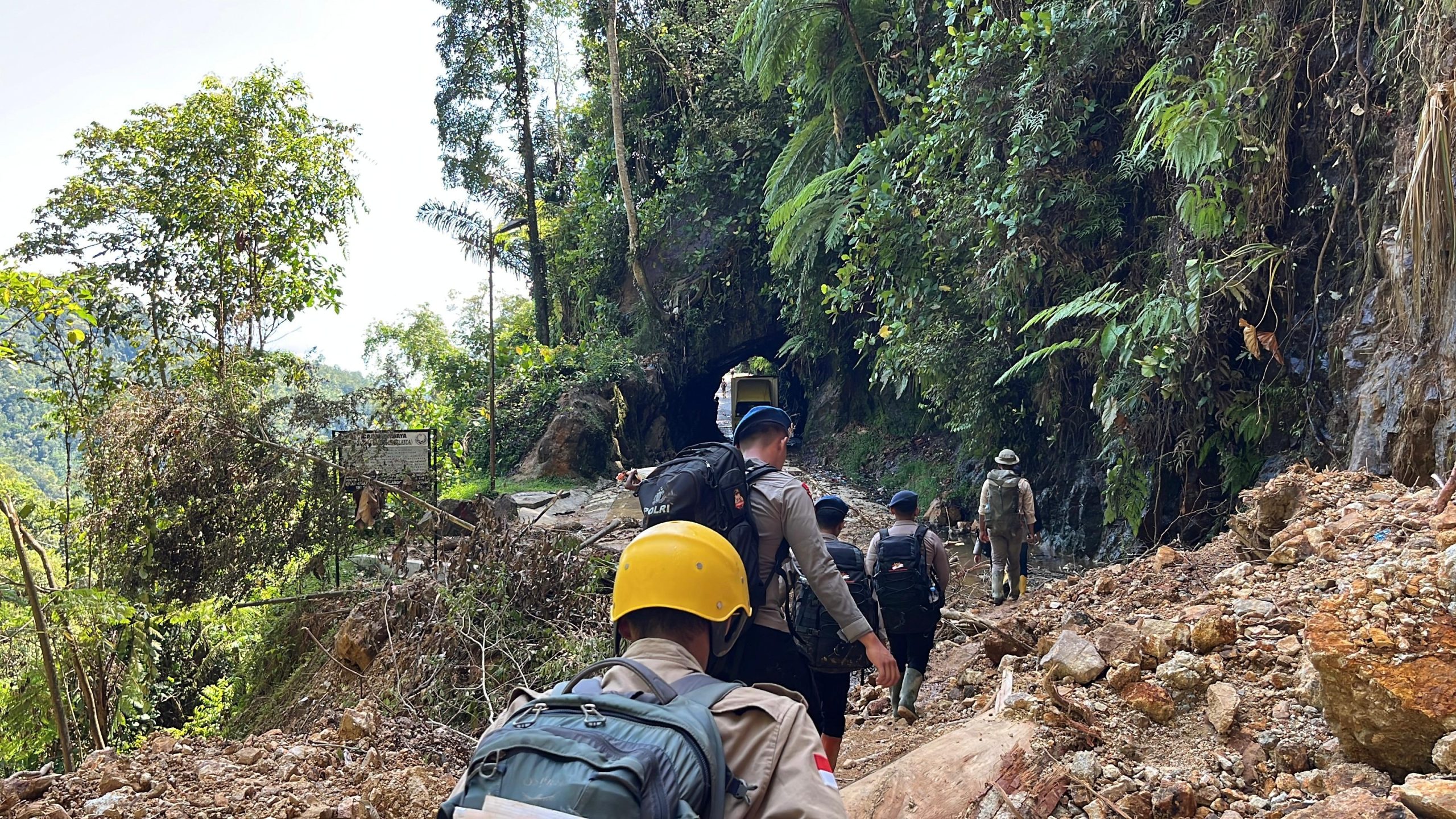 Menembus Lumpur, Menjunjung Harapan, Brimob Polda Sumut dan Relawan Mapel Indonesia Bantu Desa-Desa Terisolir di Tapteng