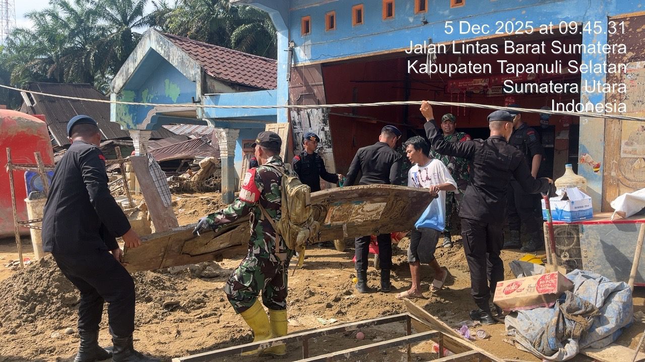 Brimob Polda Sumut & TNI, Bergerak Satu Hati Pulihkan Tapanuli Selatan Brimob Polda Sumut & TNI, Bergerak Satu Hati Pulihkan Tapanuli Selatan