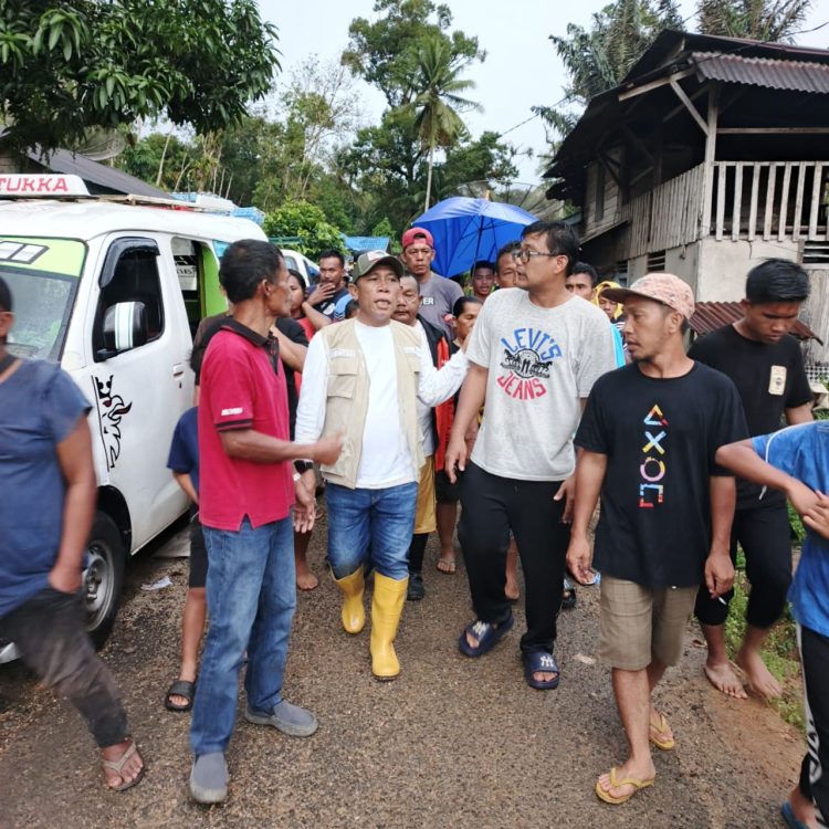 Kunjungi Korban Banjir di Hutanabolon, Bupati Tapteng, Berikan Bantuan dan Semangat Kunjungi Korban Banjir di Hutanabolon, Bupati Tapteng, Berikan Bantuan dan Semangat
