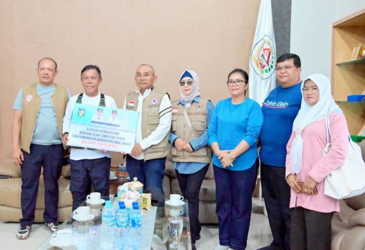 Bupati Tapteng Terima Langsung Bantuan Rp500 Juta dan Sembako Untuk Korban Bencana Alam dari Bupati Simalungun Anton Achmad Saragih 