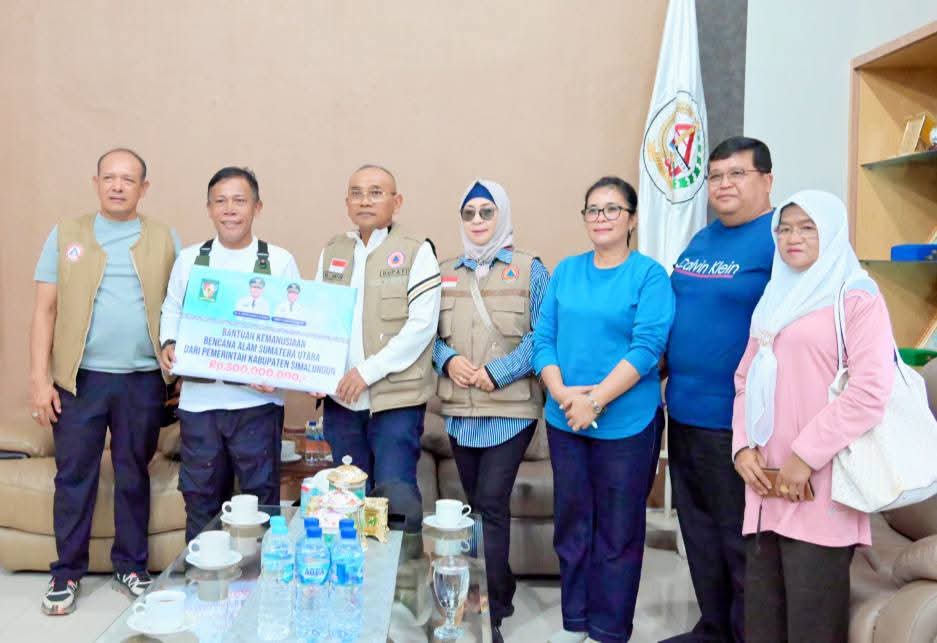 Bupati Tapteng Terima Langsung Bantuan Rp500 Juta dan Sembako Untuk Korban Bencana Alam dari Bupati Simalungun Anton Achmad Saragih 