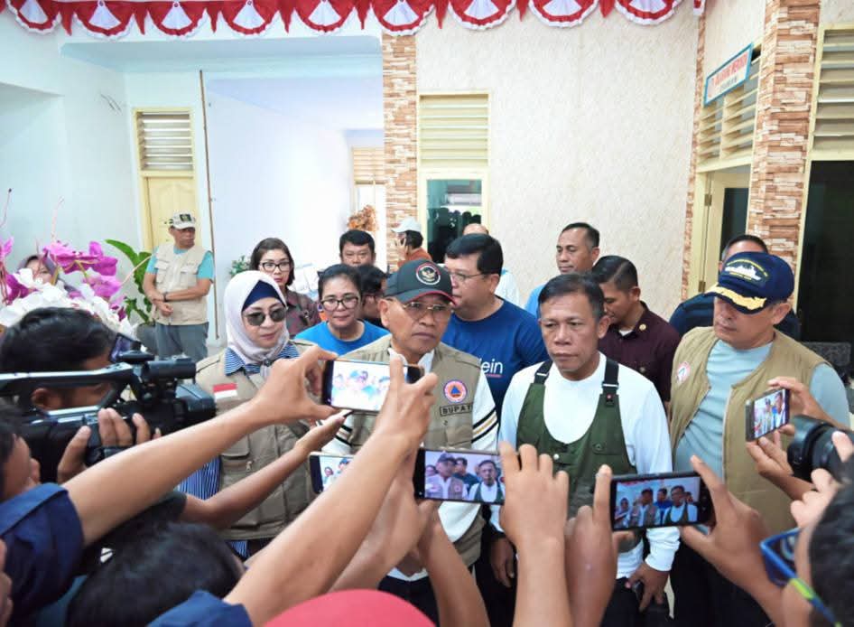 Bupati Tapteng Terima Langsung Bantuan Rp500 Juta dan Sembako Untuk Korban Bencana Alam dari Bupati Simalungun Anton Achmad Saragih 