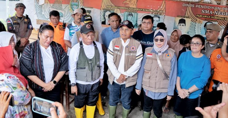 Bupati Simalungun, Dr H Anton Achmad Saragih Serahkan Bantuan Kemanusiaan Kepada Korban Bencana di Tapteng Bupati Simalungun, Dr H Anton Achmad Saragih Serahkan Bantuan Kemanusiaan Kepada Korban Bencana di Tapteng