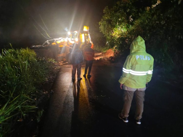 Longsor, Polres Pakpak Bharat dan BPBD Kerahkan Personil Bantu Masyarakat Di Desa Tanjung Mulia Dusun Nan Jombal