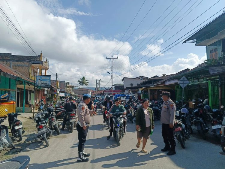 Antrian Panjang, Personil Polsek Salak Polres Pakpak Bharat Bergantian Melaksanakan Pengamanan Di Beberapa Penjual BBM Eceran