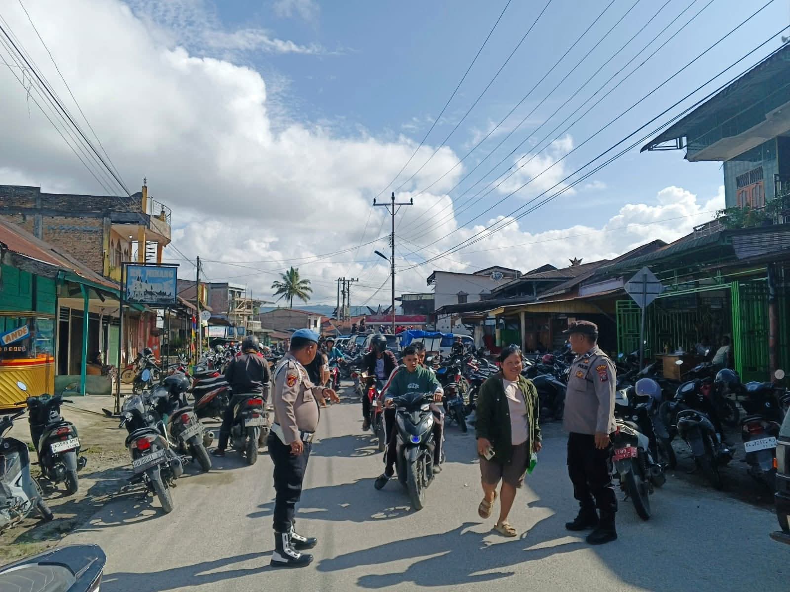 Antrian Panjang, Personil Polsek Salak Polres Pakpak Bharat Bergantian Melaksanakan Pengamanan Di Beberapa Penjual BBM Eceran