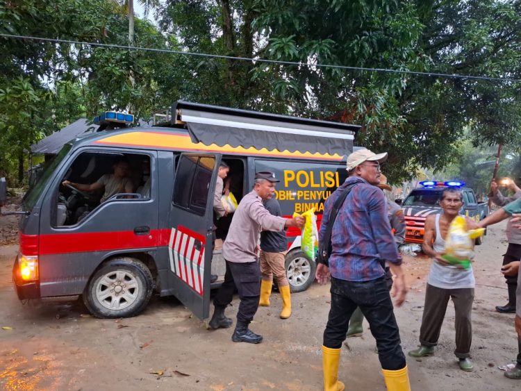 Polres Tapteng Salurkan Bantuan Pasca Banjir di Barus, Ringankan Beban Warga Ujung Batu