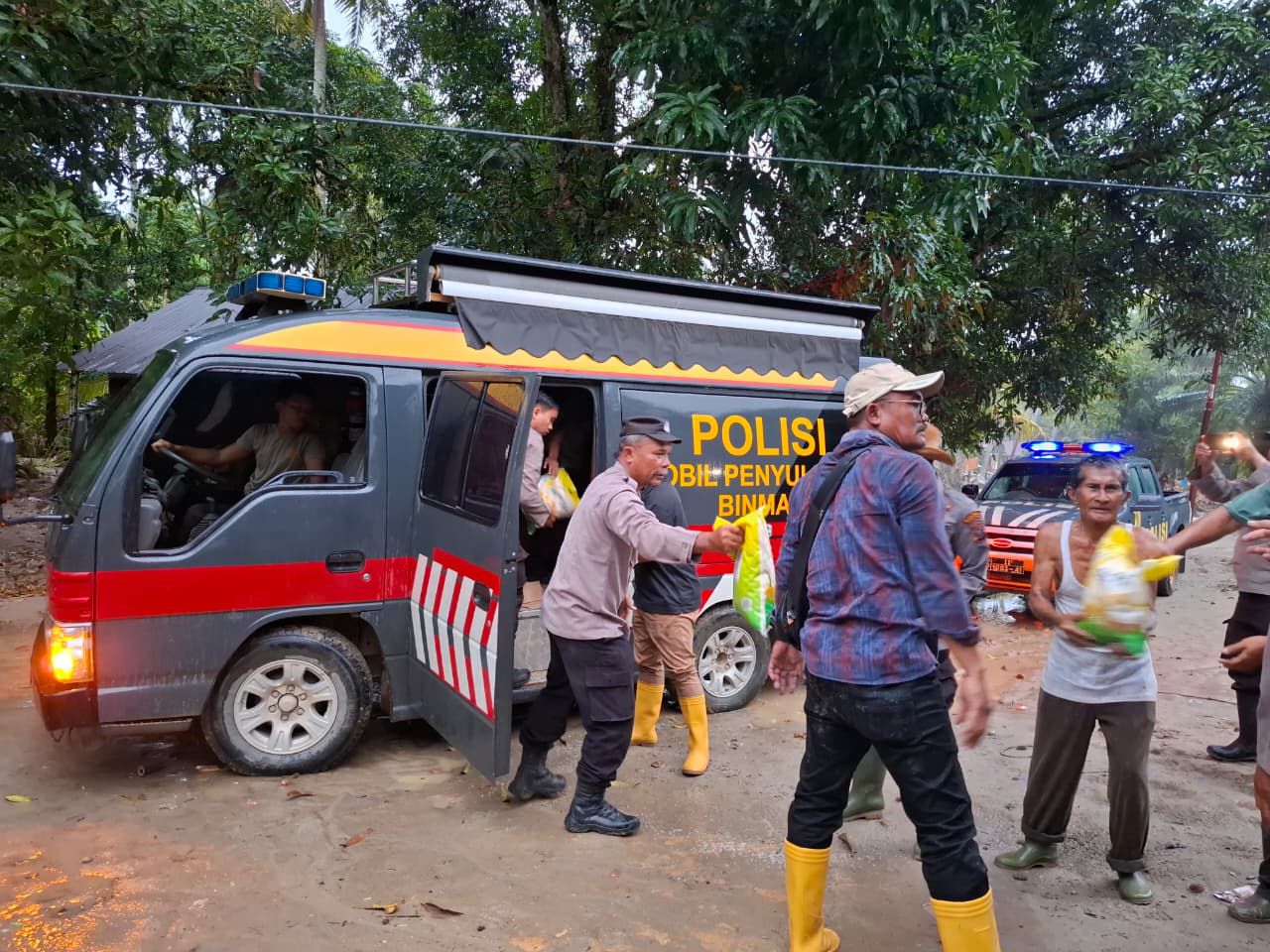 Polres Tapteng Salurkan Bantuan Pasca Banjir di Barus, Ringankan Beban Warga Ujung Batu
