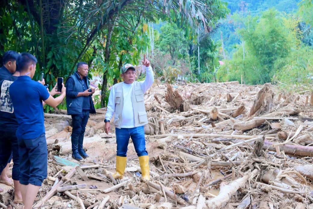 Bupati Tapteng Ingatkan Warga: Kayu Bawaan Banjir Harus Diolah Secara Terpadu untuk Kepentingan Korban