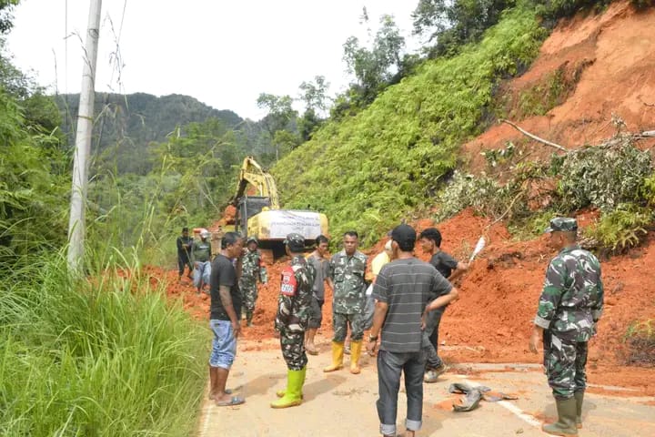 Danrem 023/KS Kerahkan Alat Berat Percepatan Tanggap Darurat di Kecamatan Tapian Nauli