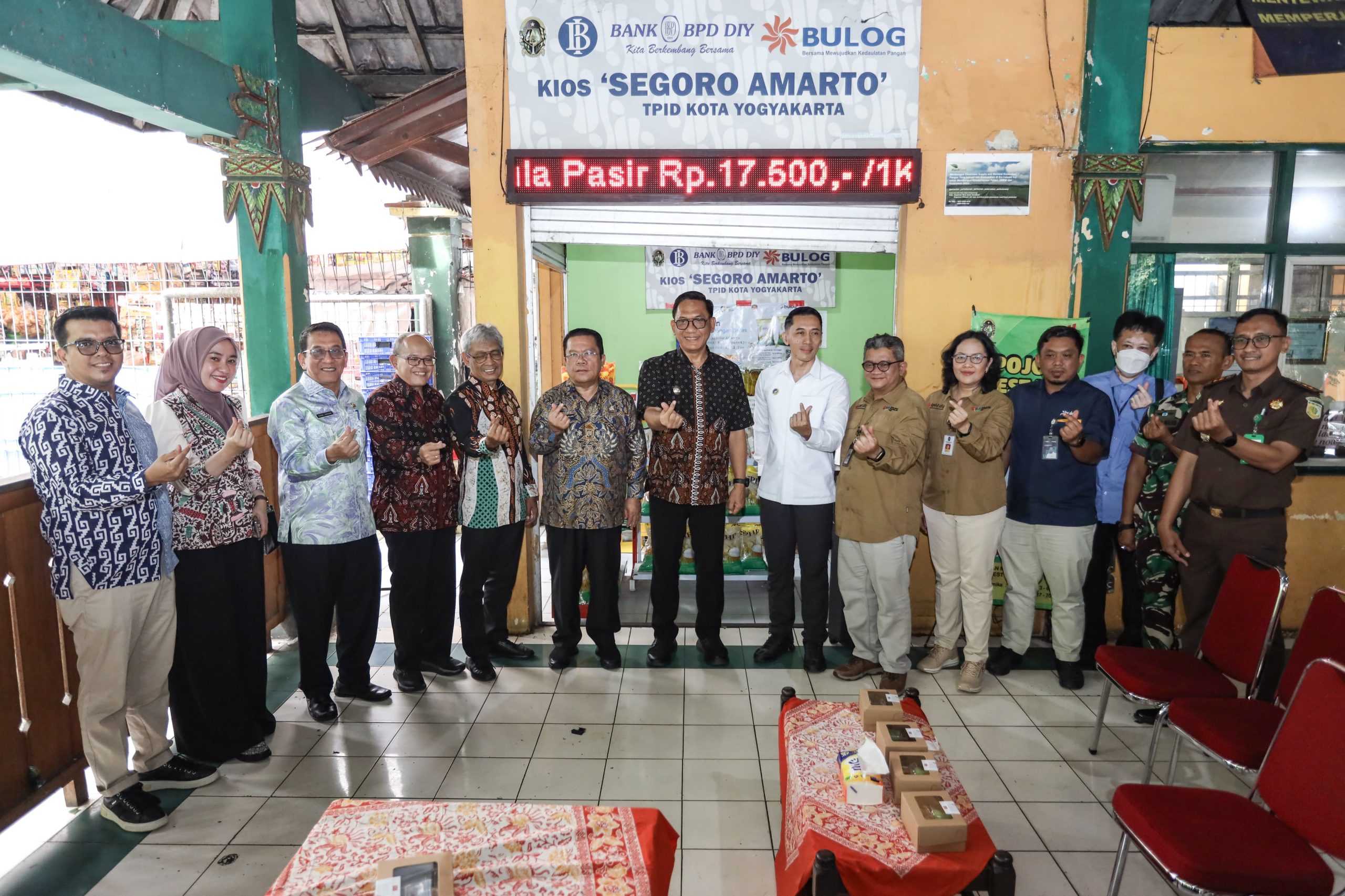 Wali Kota Pematangsiantar Wesly Silalahi Kunker ke Kota Yogyakarta, Kunjungi Kios ‘Segoro Amarto’ di Pasar Beringharjo di Kawasan Malioboro Wali Kota Pematangsiantar Wesly Silalahi Kunker ke Kota Yogyakarta, Kunjungi Kios ‘Segoro Amarto’ di Pasar Beringharjo di Kawasan Malioboro