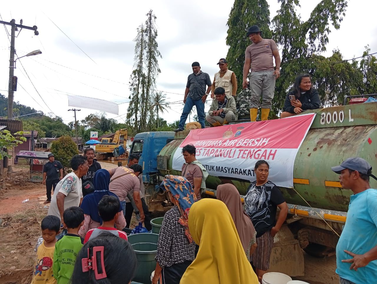 Polres Tapteng Salurkan 9.000 Liter Air Bersih ke Empat Titik Terdampak Banjir Bandang di Tukka