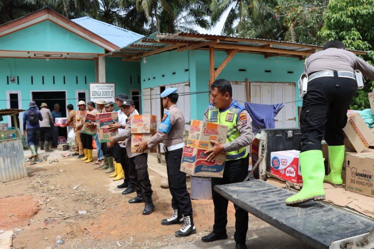 Polres Tapteng Salurkan Bantuan Darurat di Pinangsori, Lumut, dan Sibabangun Pasca Bencana Polres Tapteng Salurkan Bantuan Darurat di Pinangsori, Lumut, dan Sibabangun Pasca Bencana