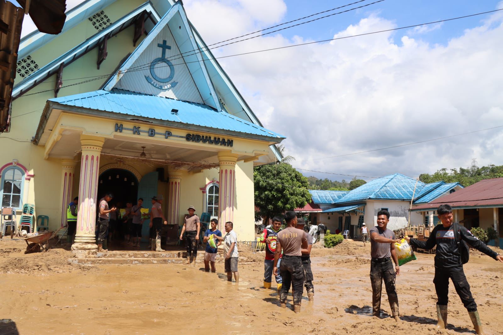 Polres Tapteng dan Polda Sumut Salurkan Bantuan Pasca Bencana di Gereja HKBP Sibuluan