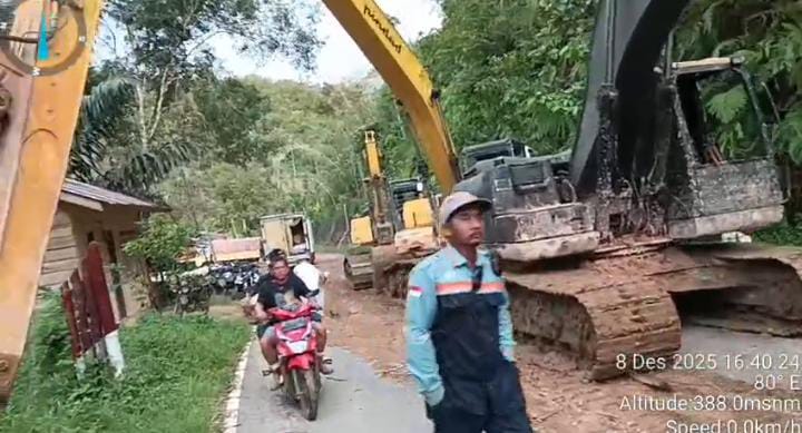 Bupati Tapteng : Pemkab Kerahkan 47 Alat Berat Buka Akses Wilayah Terisolir