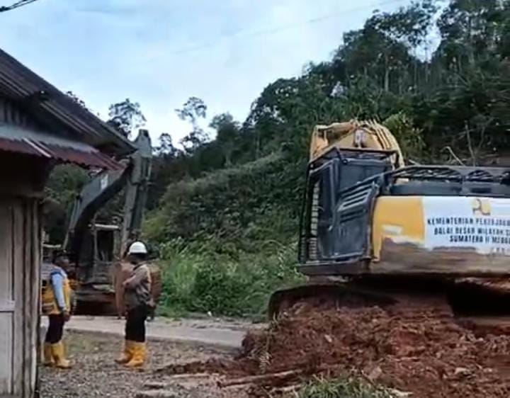 Camat Sitahuis : Akses Jalan Tarutung-Rampa Sitahuis Sudah Bisa Dilalui