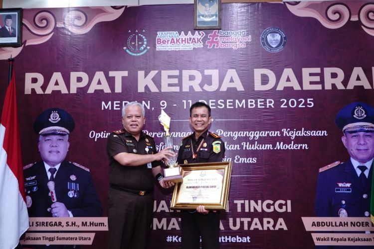 Kejari Pematangsiantar Raih Tiga Penghargaan pada Rakerda Kejati Sumut 2025 Kejari Pematangsiantar Raih Tiga Penghargaan pada Rakerda Kejati Sumut 2025