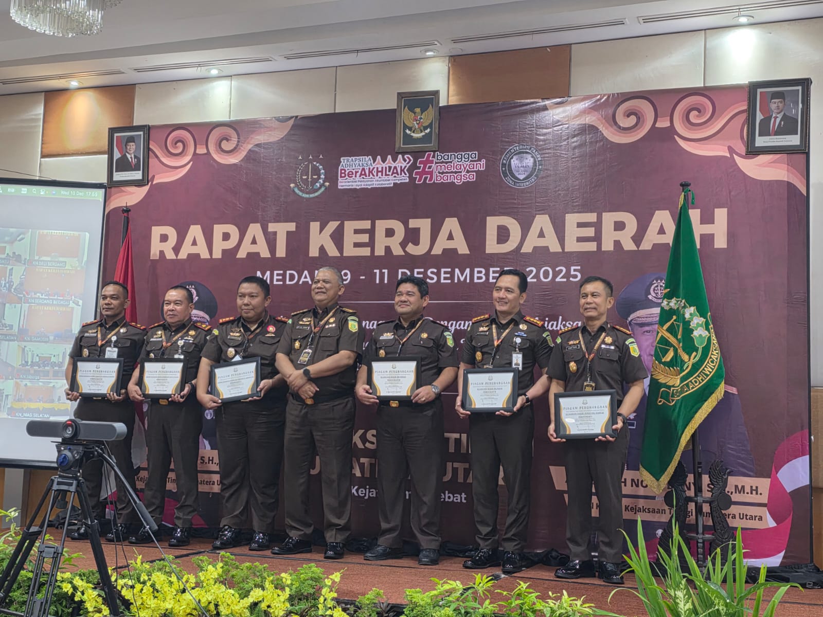 Kejari Pematangsiantar Raih Tiga Penghargaan pada Rakerda Kejati Sumut 2025 Kejari Pematangsiantar Raih Tiga Penghargaan pada Rakerda Kejati Sumut 2025