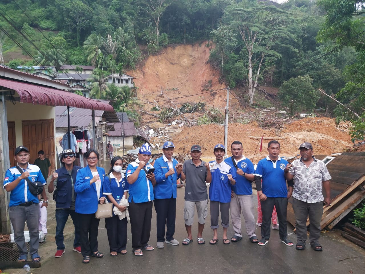 Tidak Kenal Lelah GAMKI Sibolga Kembali Berikan Bantuan Bencana Longsor Di Jalan Murai