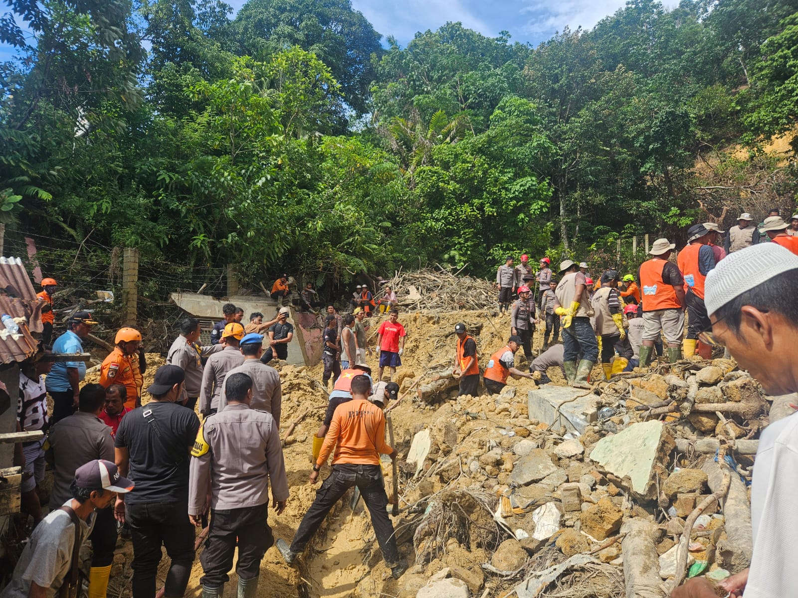 Kapolres Sibolga Turut Mencari Korban Longsor, Pencarian Tetap Dilanjutkan Dengan Menggunakan Anjing Pelacak
