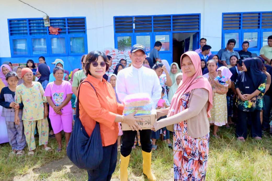 Wakil Bupati Tapteng Serahkan Bantuan Kemanusiaan untuk Warga Hajoran