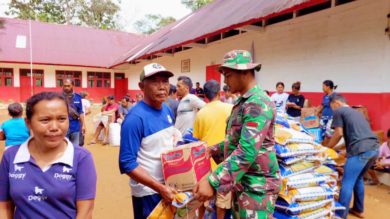 Satuan TNI dari Kodam I/BB, Brigif 7/RR Yonif 125 Simbisa, Yonif 122/TS dan PU Balai Wilayah Sungai Sumut Salurkan Bantuan Kemanusiaan