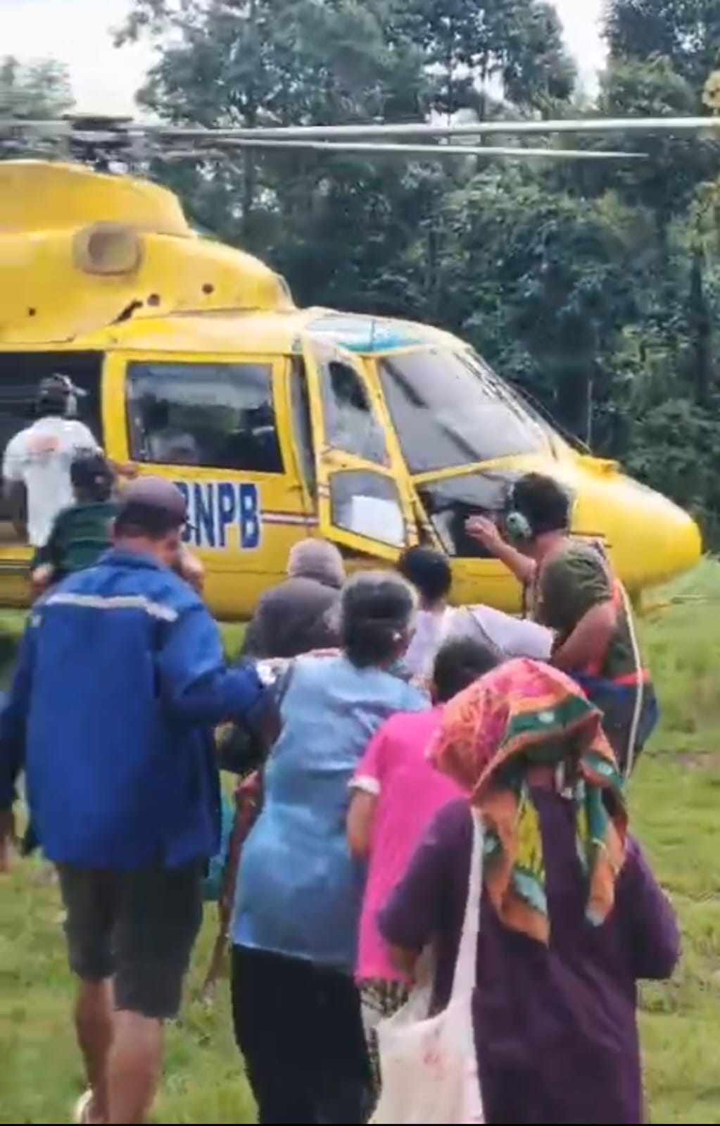 Plt Kadis Kesehatan : Empat Warga Terisolir Kembali Dirujuk Berobat ke RSUD Pandan Gunakan Helikopter BNPB